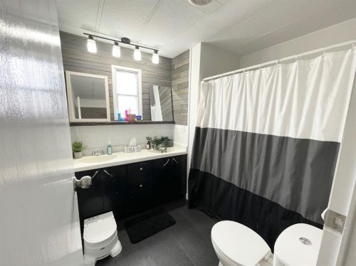 4908 55 Avenue, Camrose, AB - Indoor Photo Showing Bathroom