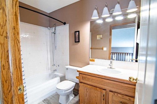 22 Doan Avenue, Red Deer, AB - Indoor Photo Showing Bathroom