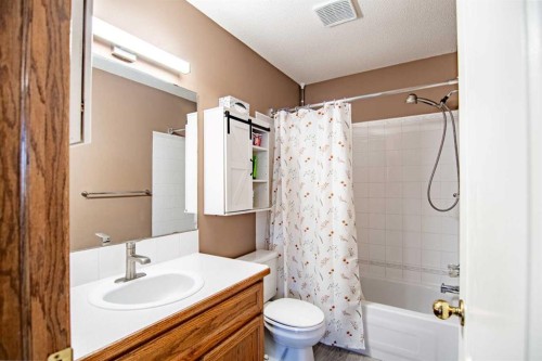22 Doan Avenue, Red Deer, AB - Indoor Photo Showing Bathroom
