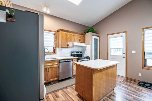 22 Doan Avenue, Red Deer, AB - Indoor Photo Showing Kitchen