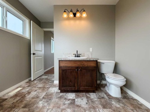 200051 32-0 Township, Morrin, AB - Indoor Photo Showing Bathroom