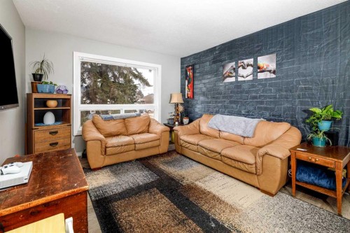 6343 58 Ave Avenue West, Red Deer, AB - Indoor Photo Showing Living Room