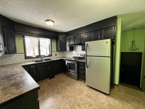 5112 55 Ave, Ponoka, AB - Indoor Photo Showing Kitchen With Double Sink