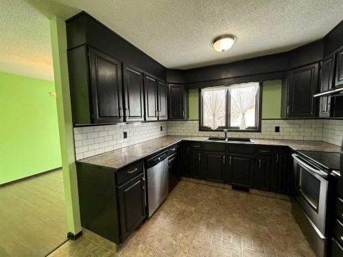 5112 55 Ave, Ponoka, AB - Indoor Photo Showing Kitchen With Double Sink