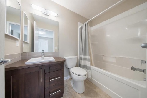 807-30 Carleton Avenue, Red Deer, AB - Indoor Photo Showing Bathroom
