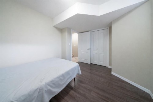 807-30 Carleton Avenue, Red Deer, AB - Indoor Photo Showing Bedroom