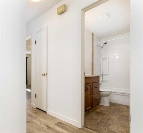 17 George Crescent, Red Deer, AB - Indoor Photo Showing Bathroom