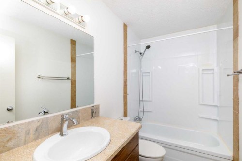 17 George Crescent, Red Deer, AB - Indoor Photo Showing Bathroom