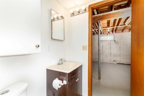 17 George Crescent, Red Deer, AB - Indoor Photo Showing Bathroom