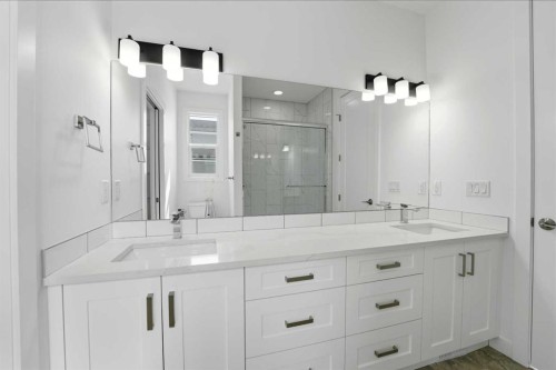 4240 Bauman Way, Innisfail, AB - Indoor Photo Showing Bathroom