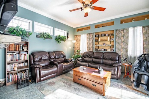 295 Jarvis Glen Close, Jarvis Bay, AB - Indoor Photo Showing Living Room