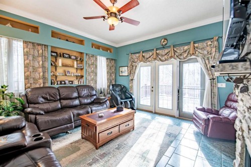 295 Jarvis Glen Close, Jarvis Bay, AB - Indoor Photo Showing Living Room