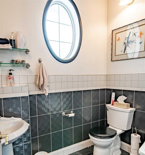 295 Jarvis Glen Close, Jarvis Bay, AB - Indoor Photo Showing Bathroom