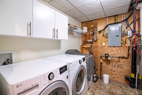 18 Mackenzie Crescent, Lacombe, AB - Indoor Photo Showing Laundry Room