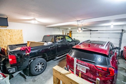 18 Mackenzie Crescent, Lacombe, AB - Indoor Photo Showing Garage