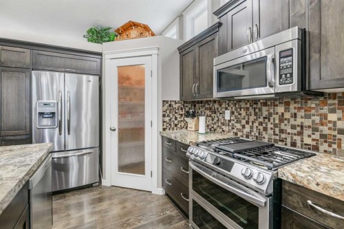 18 Mackenzie Crescent, Lacombe, AB - Indoor Photo Showing Kitchen With Upgraded Kitchen