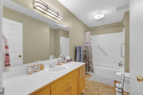 B-3621 51 Avenue, Red Deer, AB - Indoor Photo Showing Bathroom