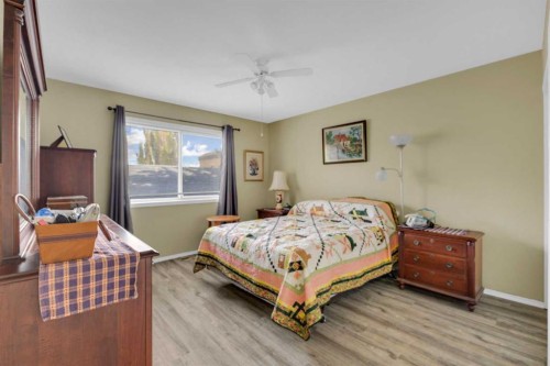 B-3621 51 Avenue, Red Deer, AB - Indoor Photo Showing Bedroom