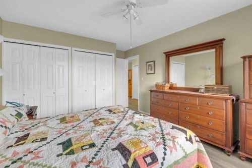 B-3621 51 Avenue, Red Deer, AB - Indoor Photo Showing Bedroom