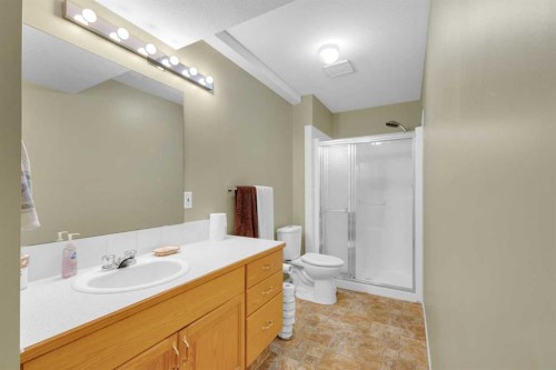 B-3621 51 Avenue, Red Deer, AB - Indoor Photo Showing Bathroom