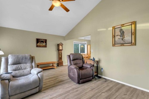 B-3621 51 Avenue, Red Deer, AB - Indoor Photo Showing Living Room