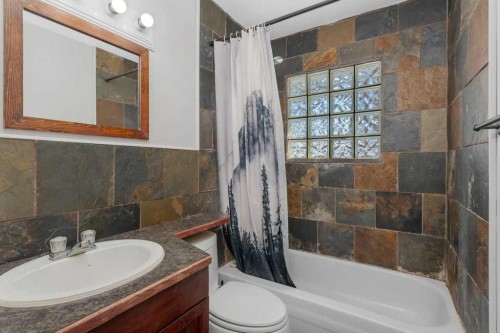 3601 41 Avenue, Red Deer, AB - Indoor Photo Showing Bathroom