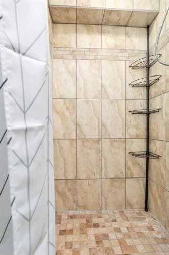 3601 41 Avenue, Red Deer, AB - Indoor Photo Showing Bathroom