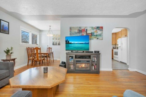 3601 41 Avenue, Red Deer, AB - Indoor Photo Showing Living Room