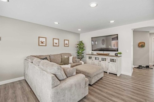 52 Iron Gate Boulevard, Sylvan Lake, AB - Indoor Photo Showing Living Room