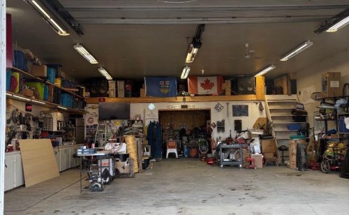 37301 Range Road 264, Rural Red Deer County, AB - Indoor Photo Showing Garage