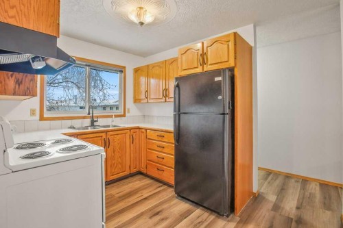 4721 46 Street, Sylvan Lake, AB - Indoor Photo Showing Kitchen
