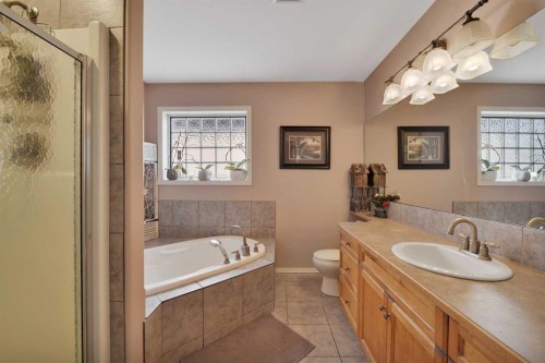 810 800 Ramage Close, Red Deer, AB - Indoor Photo Showing Bathroom