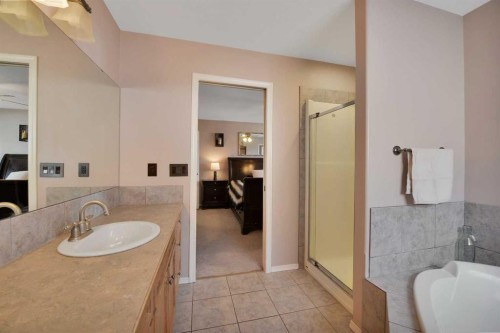 810 800 Ramage Close, Red Deer, AB - Indoor Photo Showing Bathroom
