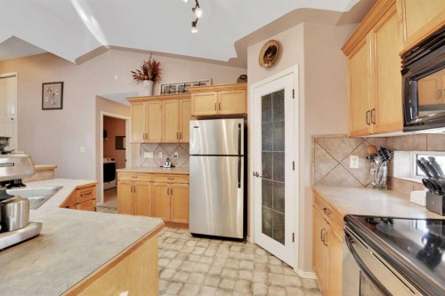 810 800 Ramage Close, Red Deer, AB - Indoor Photo Showing Kitchen