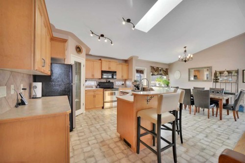 810 800 Ramage Close, Red Deer, AB - Indoor Photo Showing Kitchen