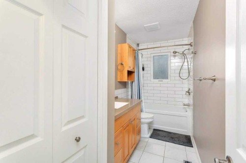 7 Nellis Avenue, Red Deer, AB - Indoor Photo Showing Bathroom