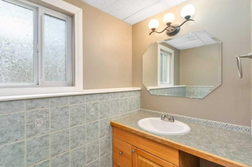 7 Nellis Avenue, Red Deer, AB - Indoor Photo Showing Bathroom