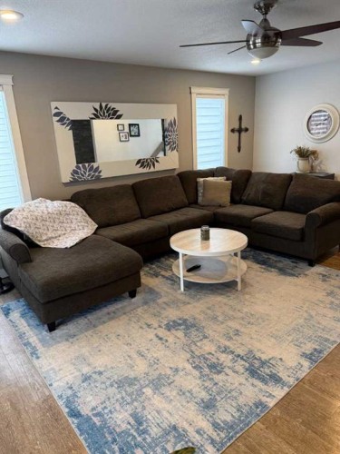 211 4 Avenue Se, Three Hills, AB - Indoor Photo Showing Living Room