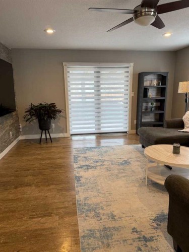 211 4 Avenue Se, Three Hills, AB - Indoor Photo Showing Living Room
