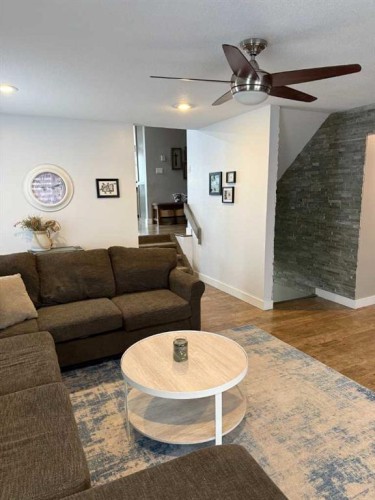 211 4 Avenue Se, Three Hills, AB - Indoor Photo Showing Living Room