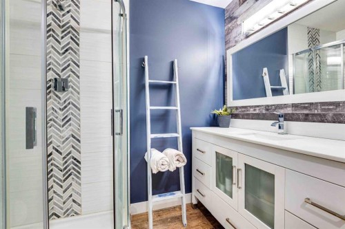 211 4 Avenue Se, Three Hills, AB - Indoor Photo Showing Bathroom