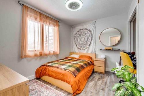 211 4 Avenue Se, Three Hills, AB - Indoor Photo Showing Bedroom