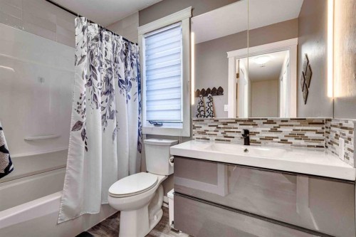 211 4 Avenue Se, Three Hills, AB - Indoor Photo Showing Bathroom