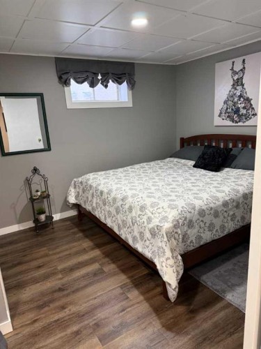 211 4 Avenue Se, Three Hills, AB - Indoor Photo Showing Bedroom