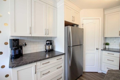 60 Arnold Close, Red Deer, AB - Indoor Photo Showing Kitchen