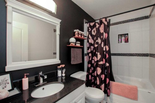 60 Arnold Close, Red Deer, AB - Indoor Photo Showing Bathroom