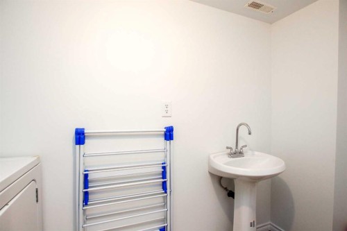 60 Arnold Close, Red Deer, AB - Indoor Photo Showing Bathroom