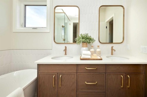 9 Shawnee Passage Sw, Calgary, AB - Indoor Photo Showing Bathroom