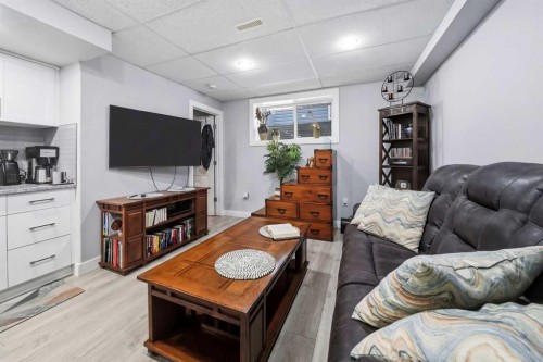 118 Viscount Drive, Red Deer, AB - Indoor Photo Showing Living Room