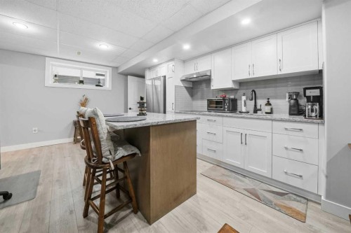 118 Viscount Drive, Red Deer, AB - Indoor Photo Showing Kitchen